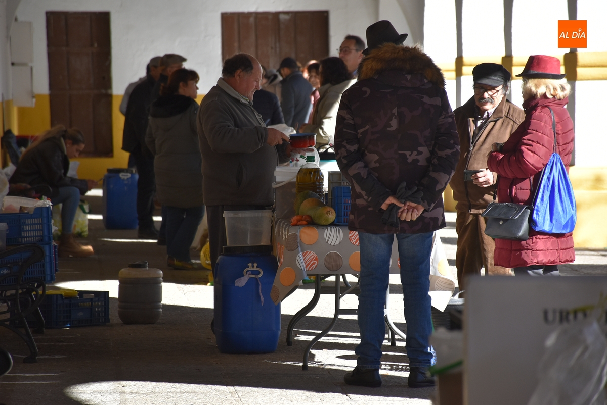 El Mercado de los Martes brinda en una soleada mañana las últimas viandas para la cena de Nochebuena