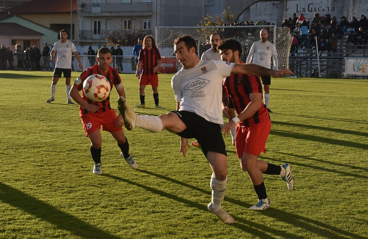 El Ciudad Rodrigo empata ante el colista Laguna… y gracias