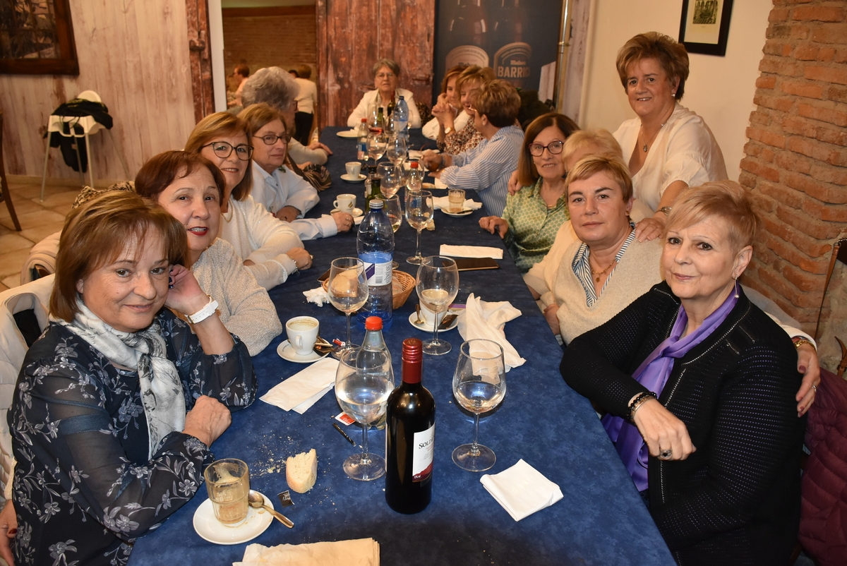 85 socias de Amanecer se reúnen en torno a la mesa con motivo de la Navidad