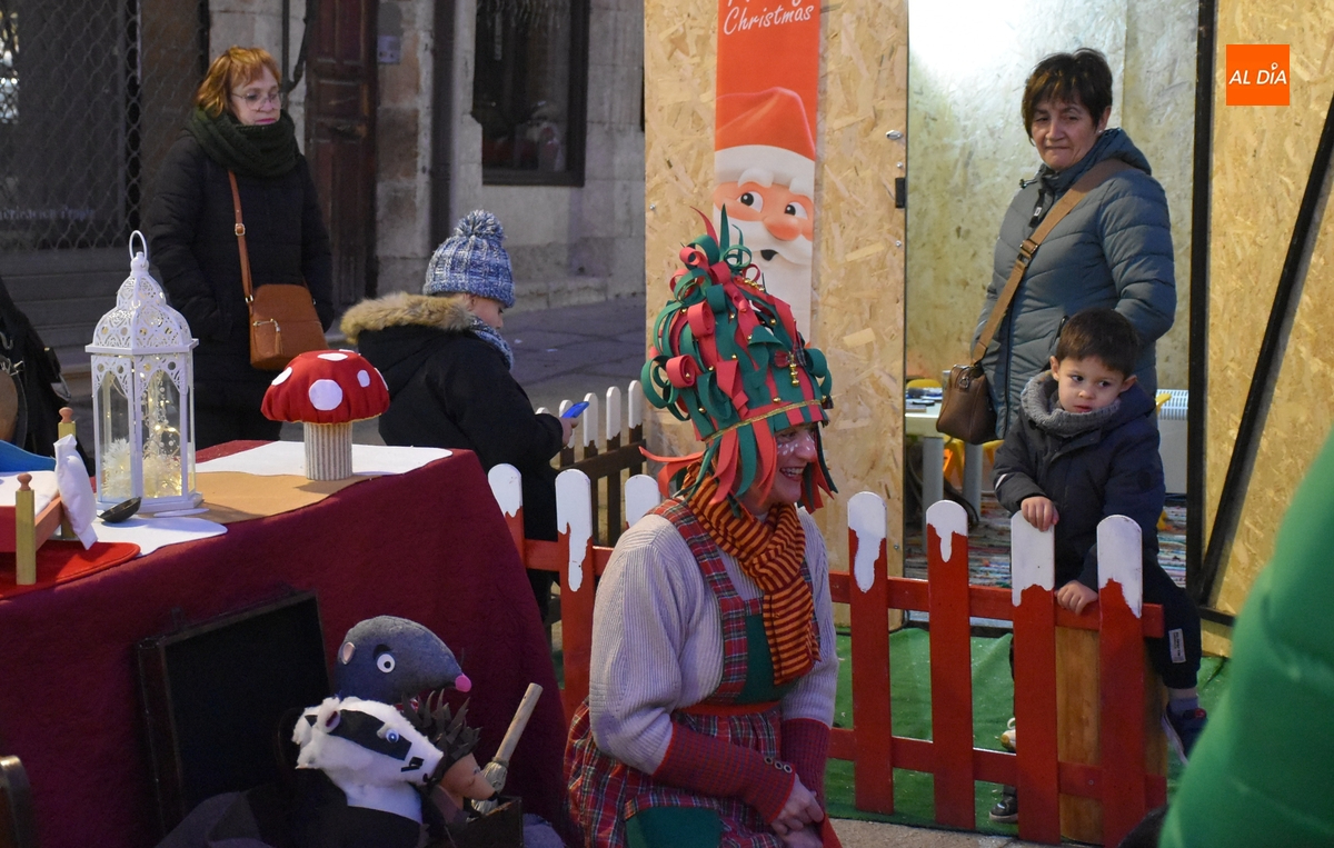 Un cuentacuentos anima la tarde de Nochebuena en la Plaza Mayor