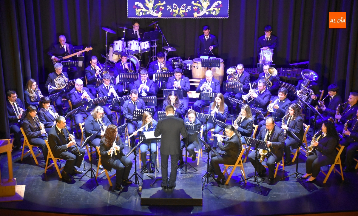 La Banda de Música pone el broche con su espíritu navideño al 2024 del Teatro Nuevo