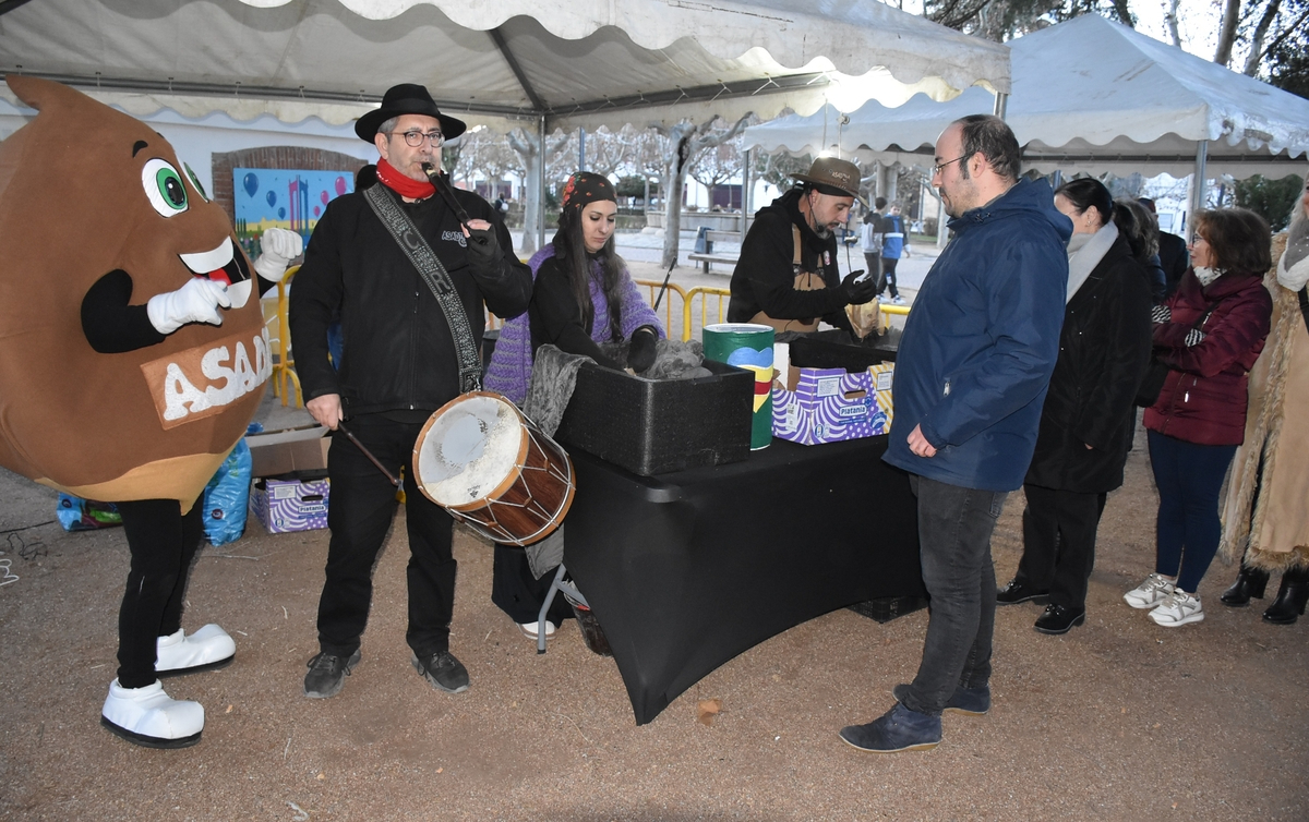Personas de todas las edades se suman a la Fiesta de la Castaña con un fantástico ambiente