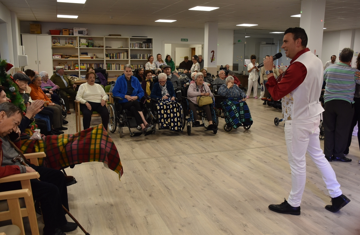 La Residencia Mixta vive su gran fiesta de Navidad con Pablo Plaza como animador