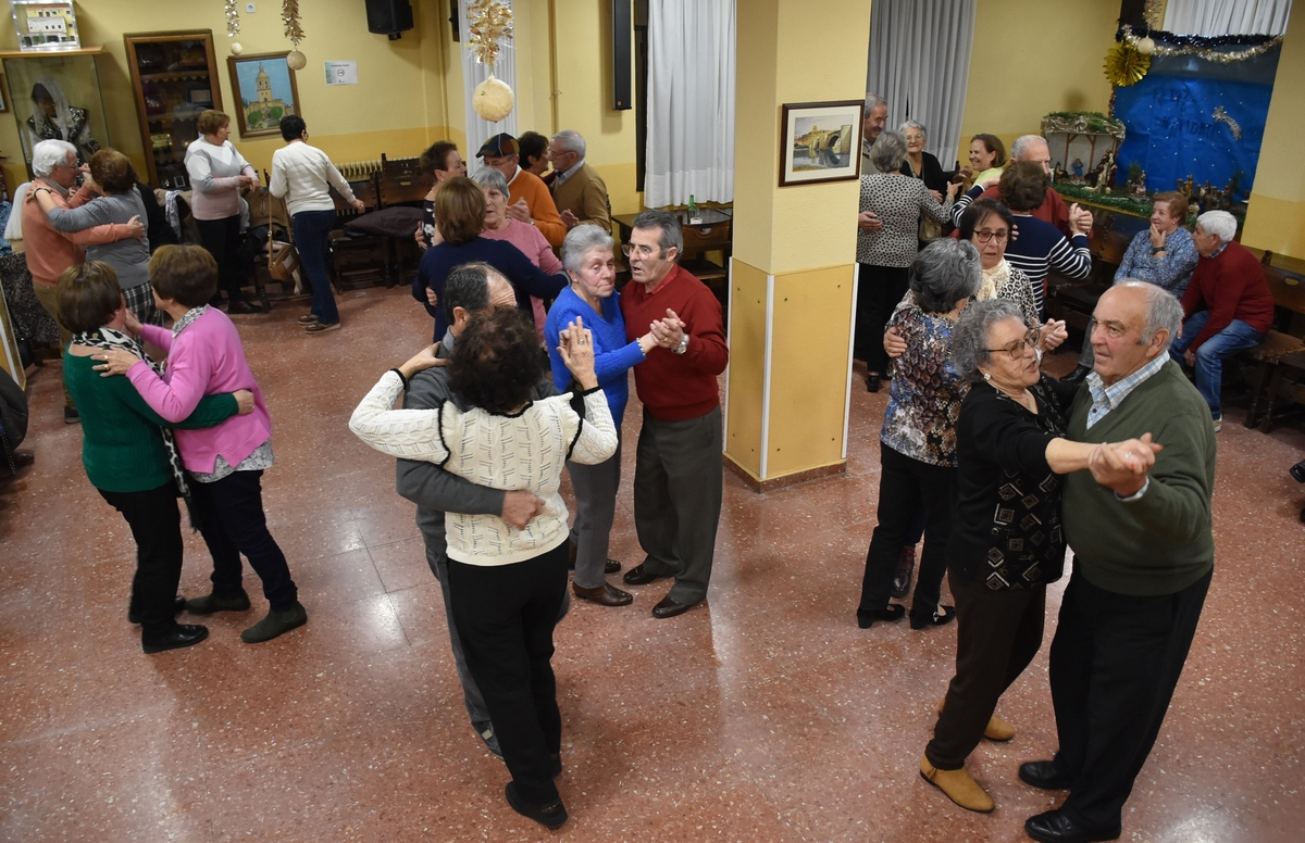 Alta asistencia a la sesión especial de baile en el Centro de Mayores