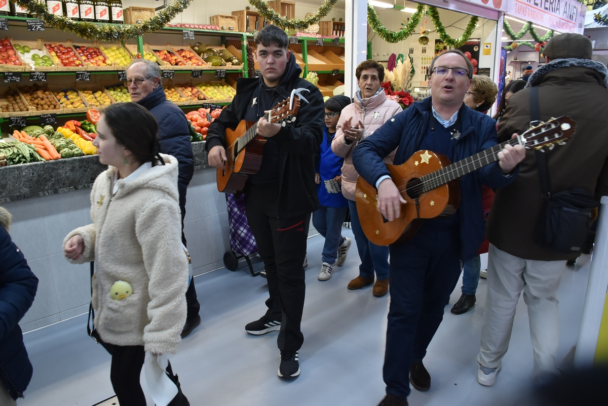 Niños y jóvenes llenan las calles mirobrigenses de estrellas felicitando la Navidad