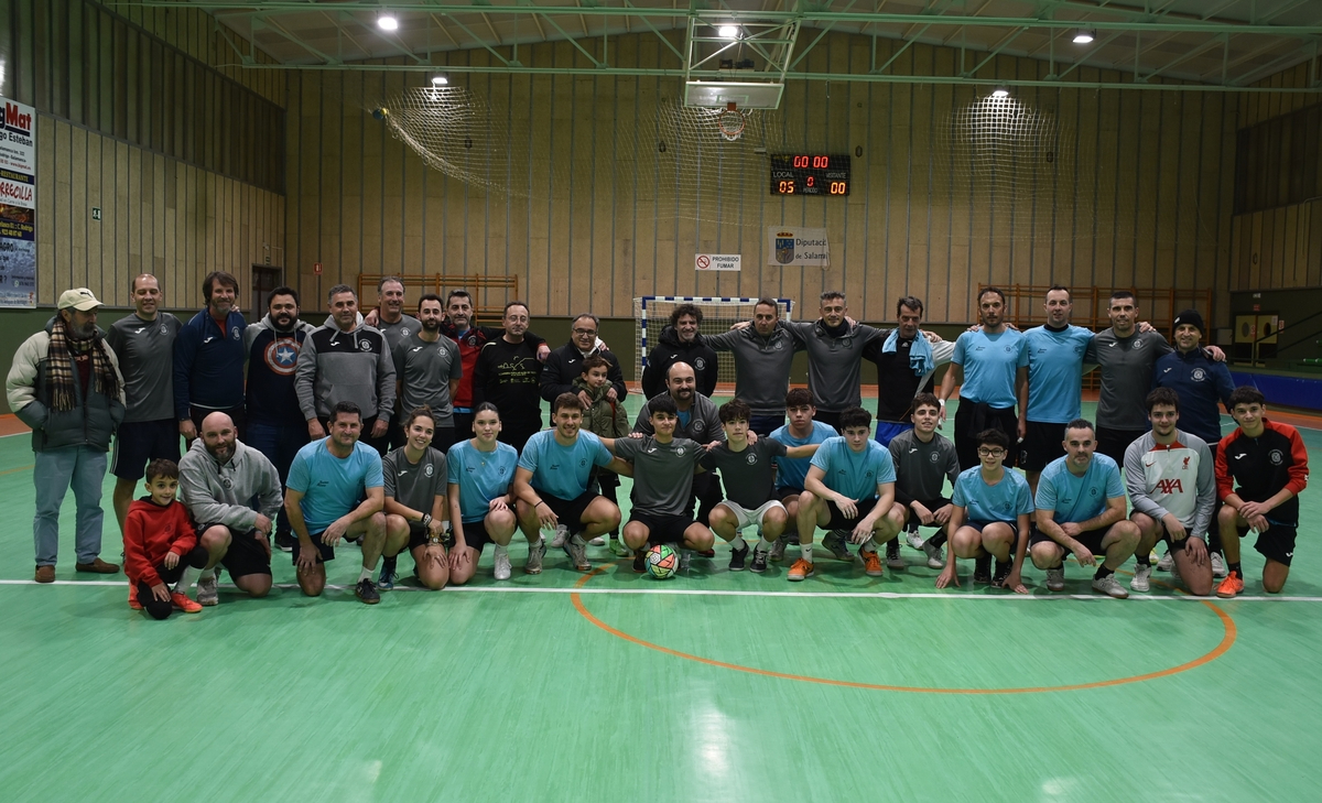 Los técnicos del III Columnas juegan un disputadísimo partido para festejar la Navidad