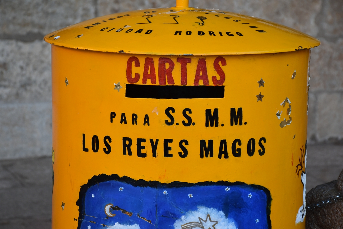 Los Amigos de la Ilusión colocan el buzón para recoger las misivas a los Magos de Oriente