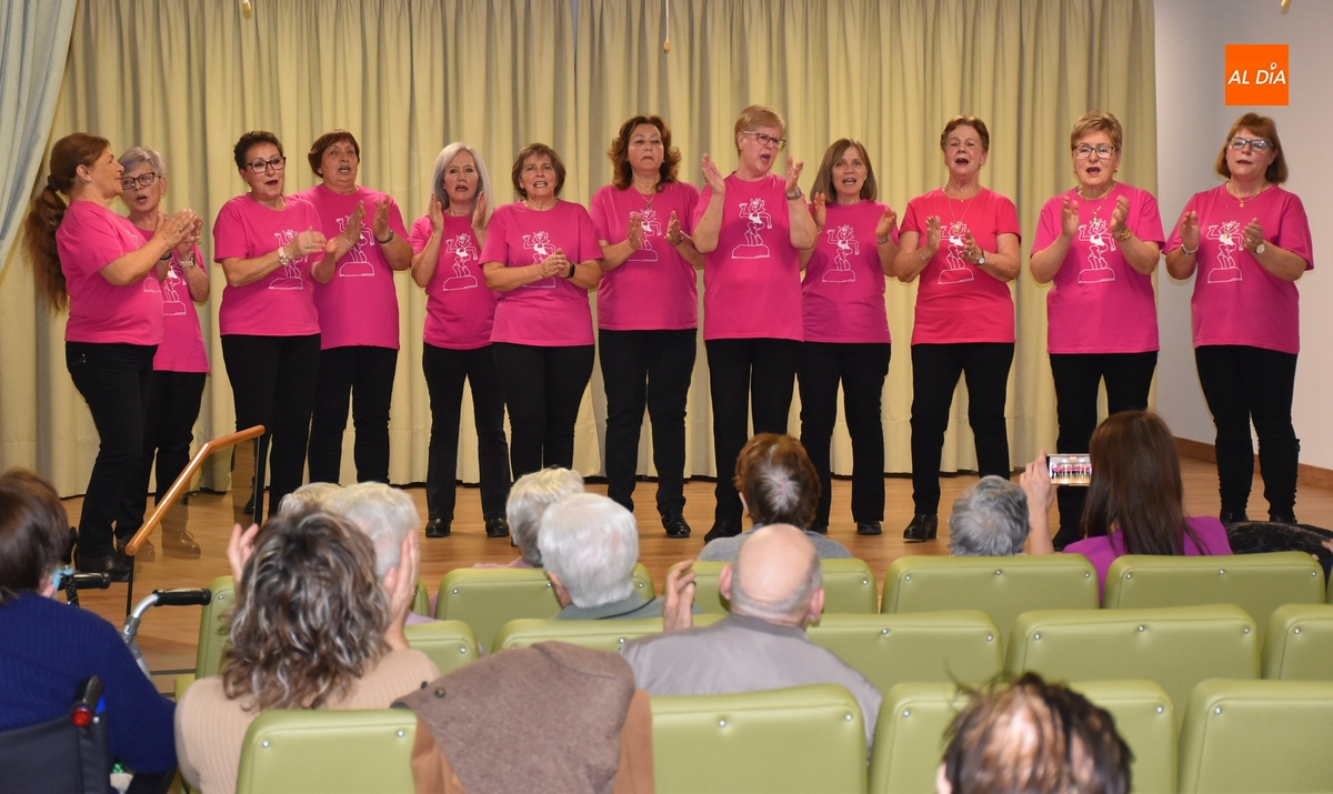 Amanecer lleva sus bailes y villancicos hasta la Residencia San José