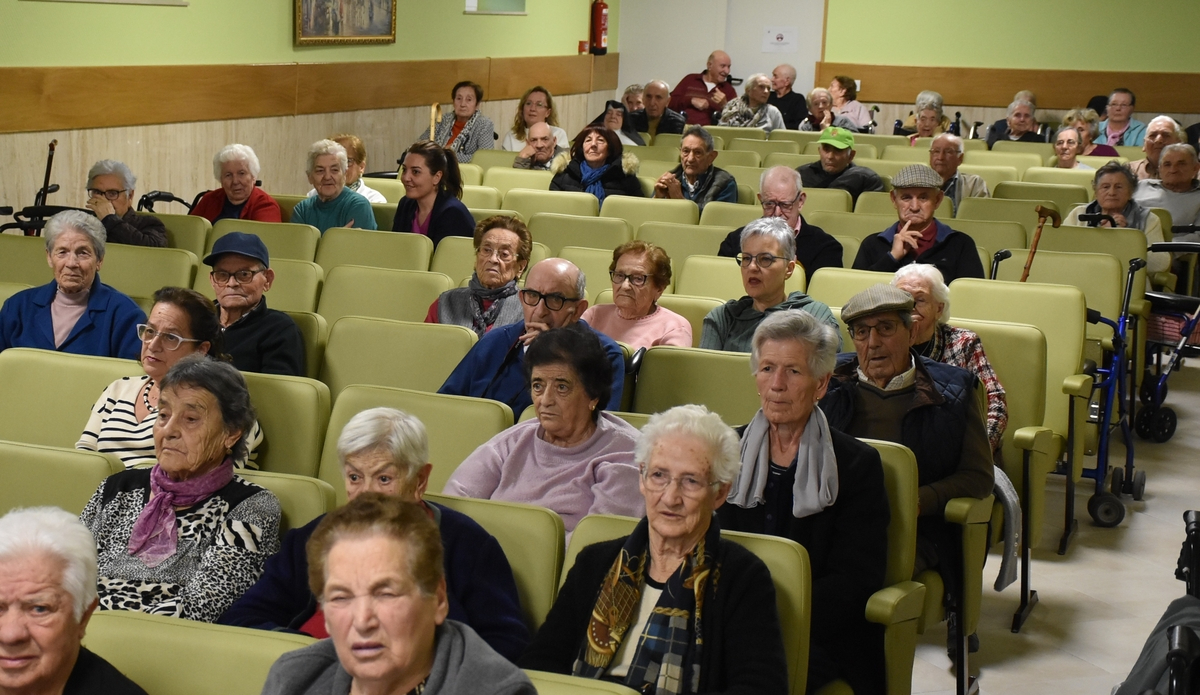 Los residentes de San José disfrutan de la Rondalla Aires del Águeda