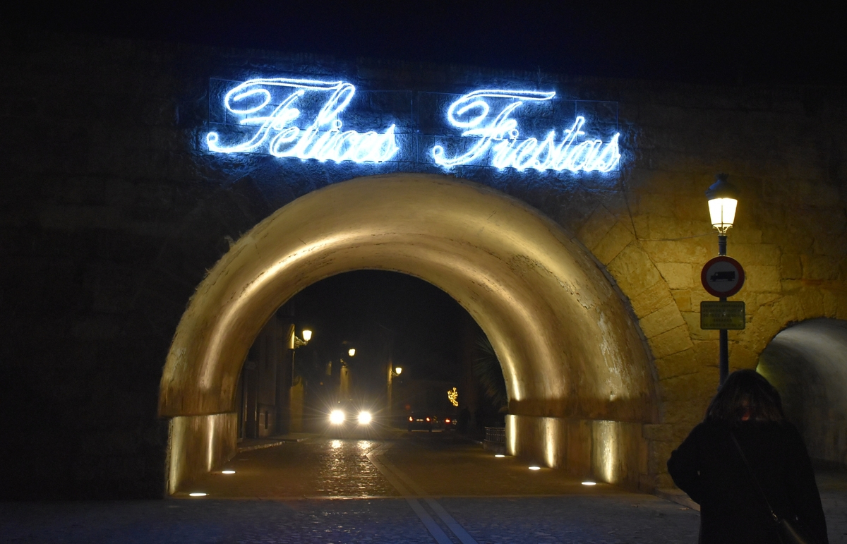 El recinto amurallado mirobrigense empieza a desear ‘Felices Fiestas’