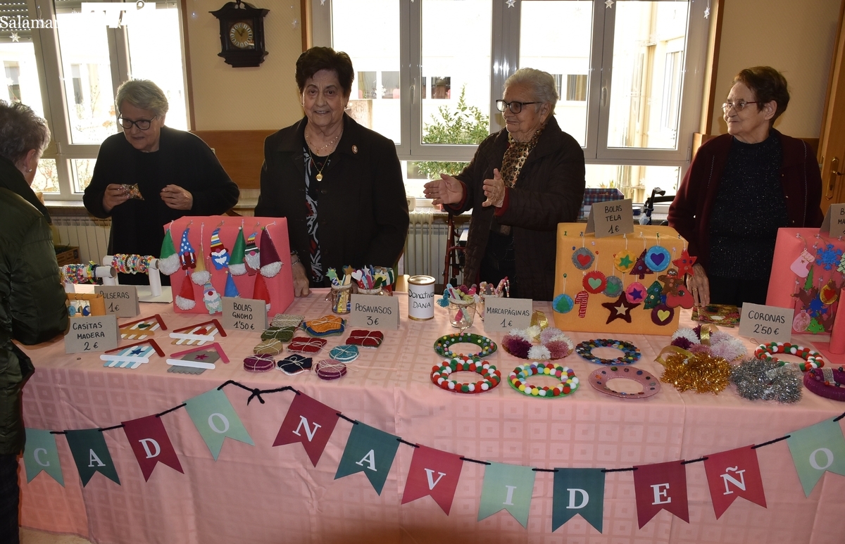 La Residencia San José inaugura con notable afluencia de público su mercadillo navideño