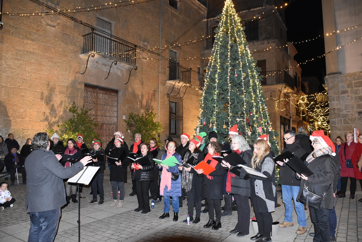 La Coral Renacer afianza su concierto navideño en el corazón de la calle Madrid