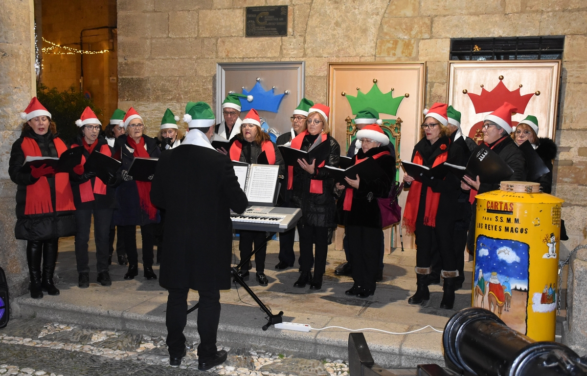 La Coral Dámaso Ledesma se suma con sus villancicos al espíritu festivo callejero