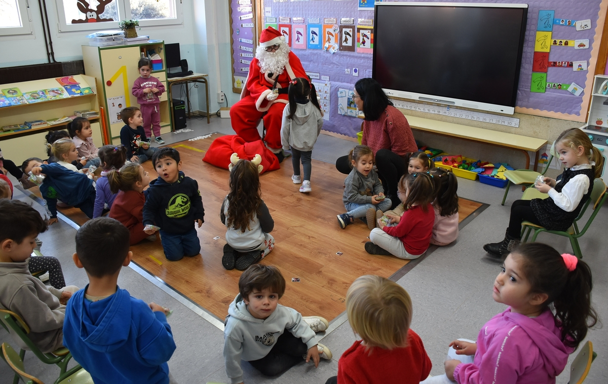 Los peques del Colegio Miróbriga reciben entusiasmados a Papá Noel