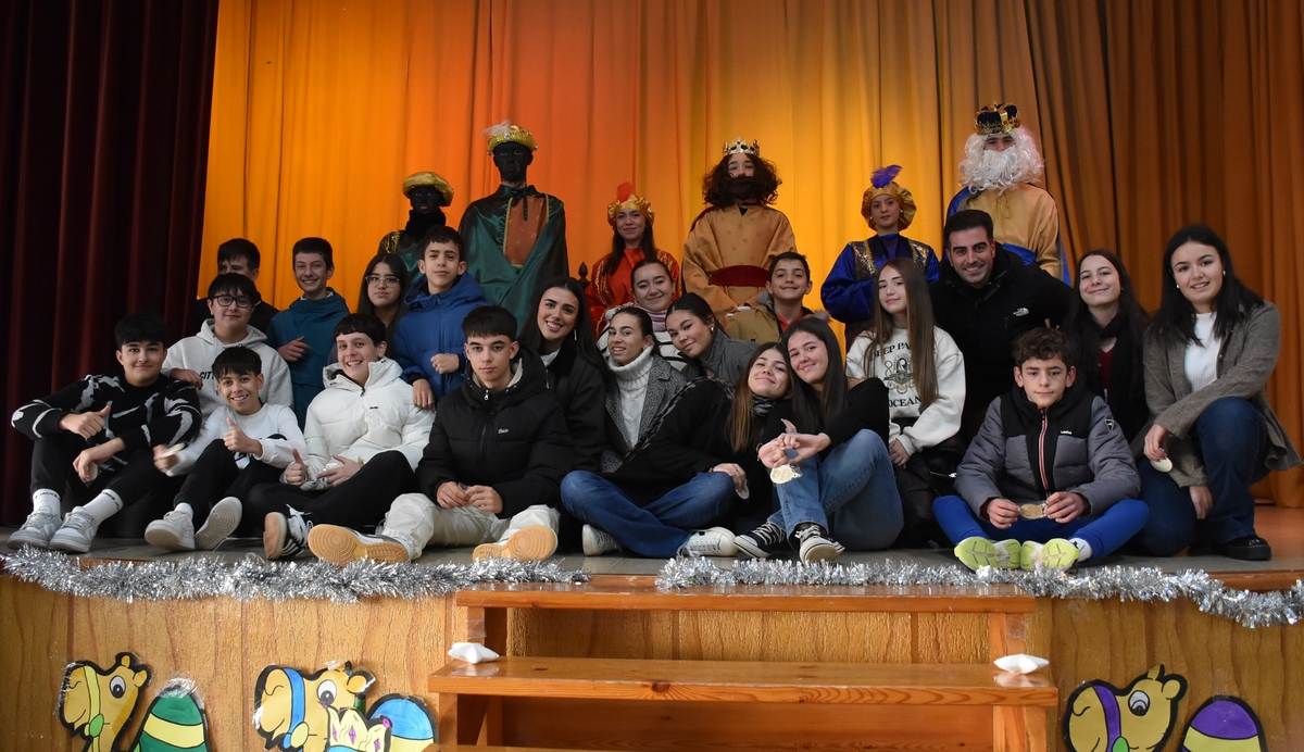 Los Reyes Magos cumplen con la tradición de visitar a los alumnos de Misioneras-Santa Teresa