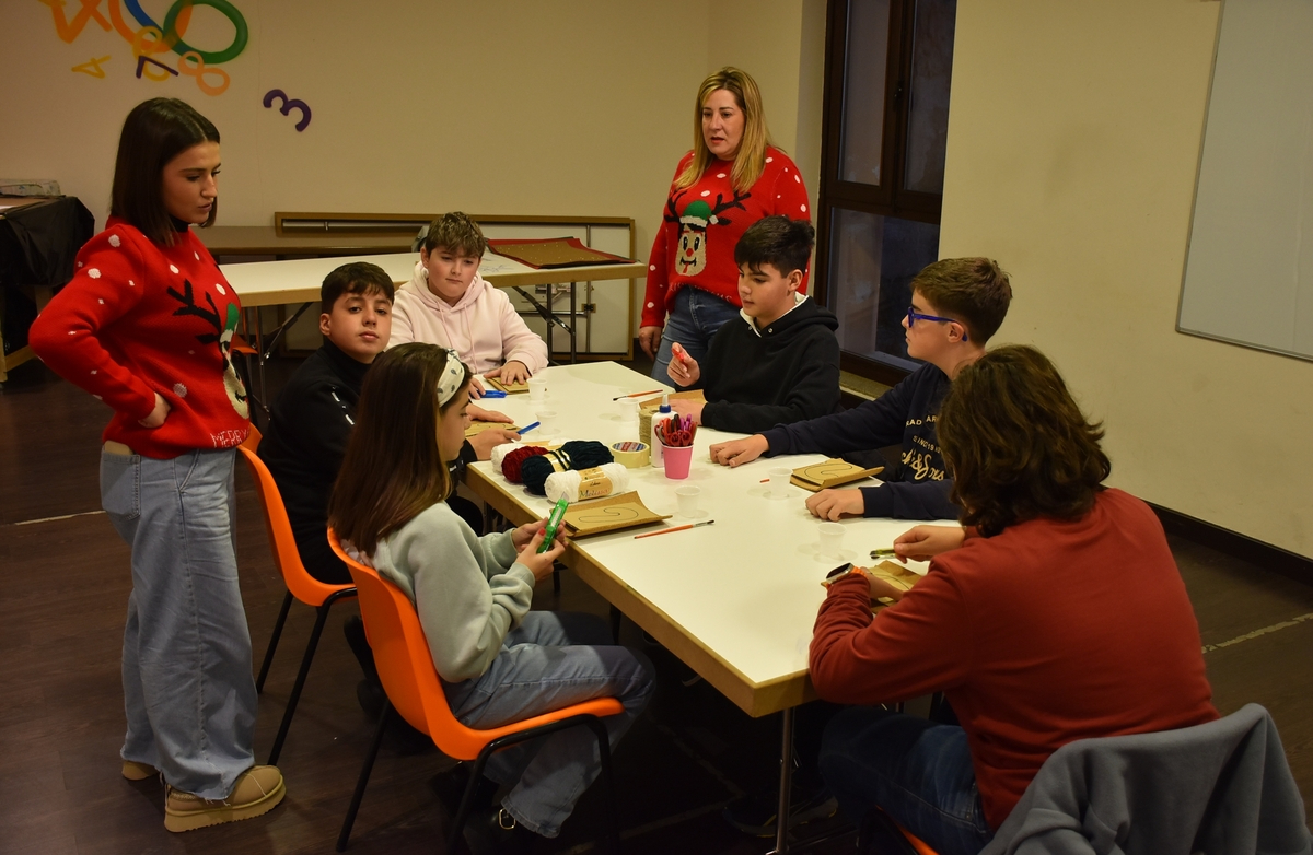Un grupo de chavales crea manualidades navideñas en el Centro Joven