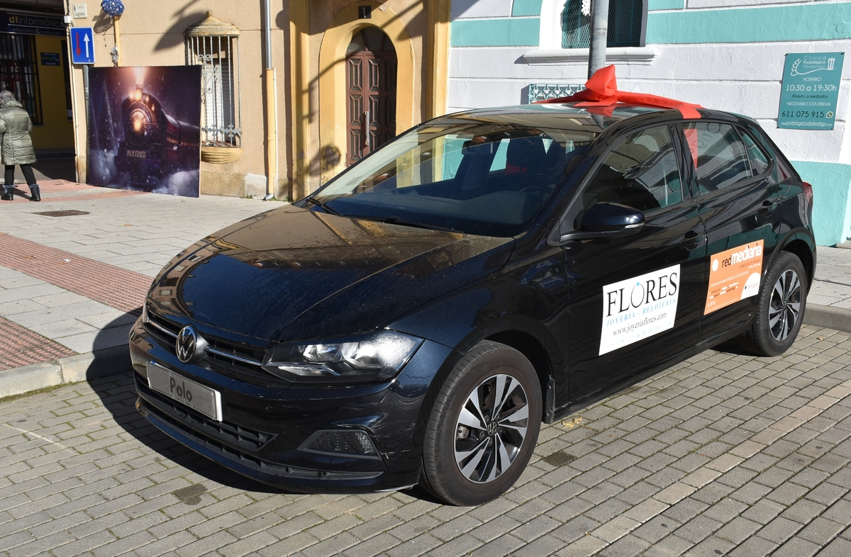 La calle Laguna recibe al coche del sorteo comercial, que suma pancarta promocional