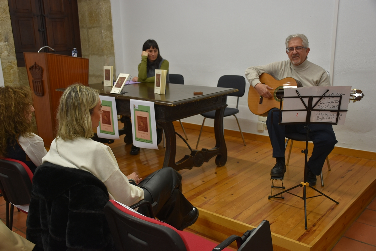Toño Blázquez da a conocer guitarra en mano su poemario ‘Como las hojas frías’