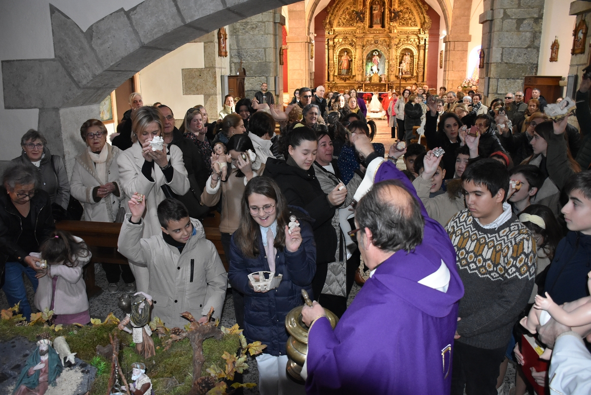 San Andrés bendice su gran belén, el Ramo de Navidad y las imágenes del Niño Jesús de sus fieles