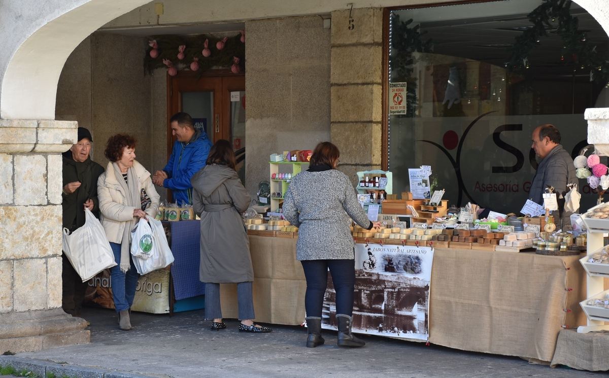 Artesanos locales muestran sus productos este Puente en los soportales de Cardenal Pacheco