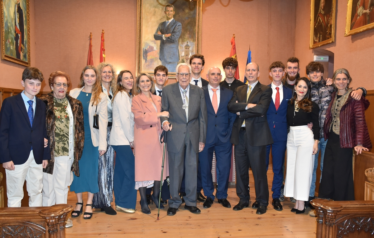 José Manuel de Luis es distinguido como Hijo Predilecto arropado por infinidad de familiares y amigos