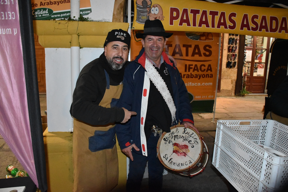 Los mirobrigenses degustan patatas asadas por gentileza del Ayuntamiento
