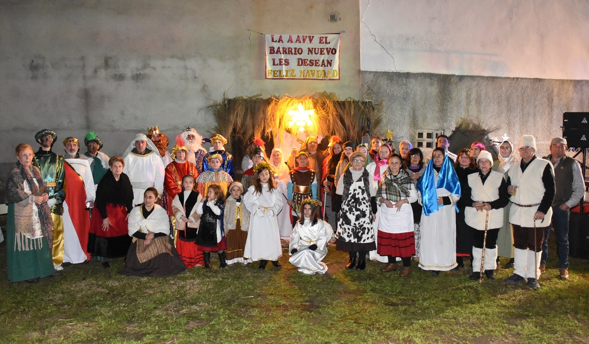 El Barrio Nuevo completa con un Niño Jesús ‘de verdad’ y música en directo el ciclo de belenes