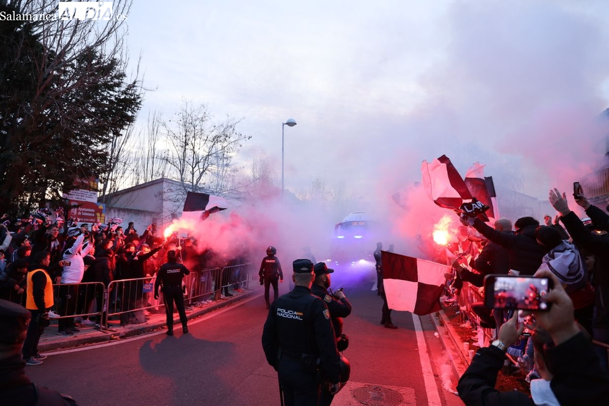 ¡Y eso que era pronto! Gran recibimiento al bus de Unionistas en el Reina Sofía en el partido ante el Rayo con bengalas y ánimos