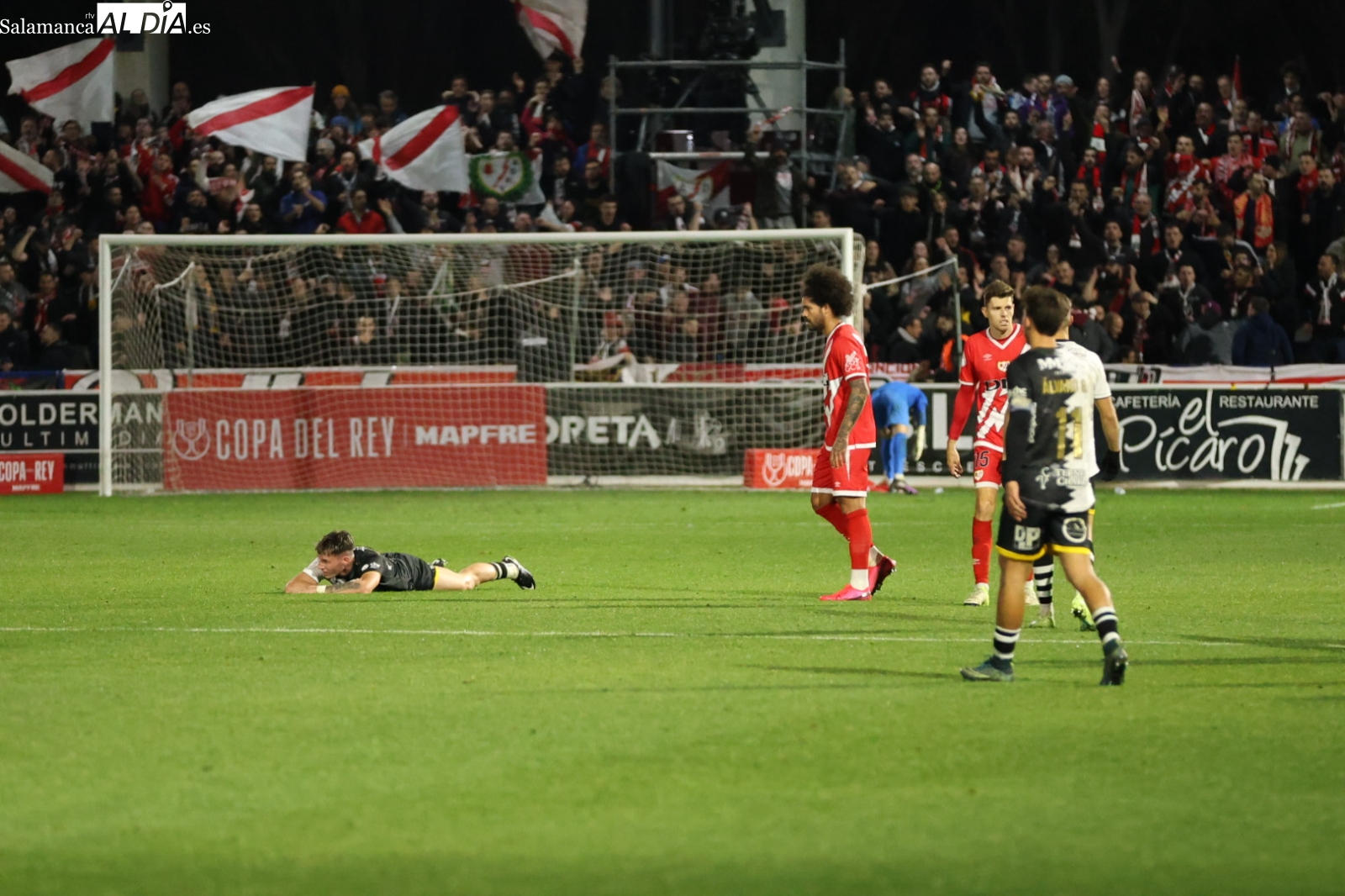 Unionistas muere como un Primera y obliga al Rayo Vallecano a remontar en la locura del Reina Sofía con gol anulado en el 96 (2-3)