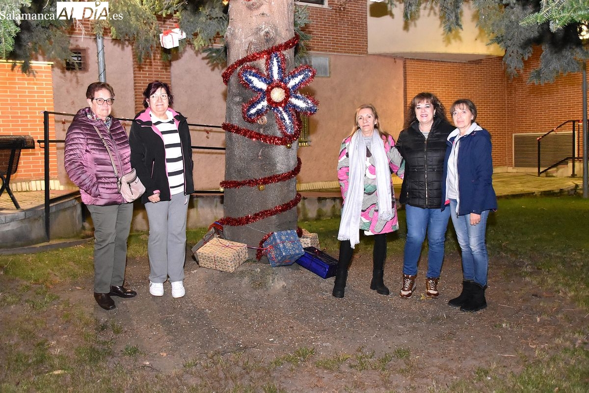 La original decoración navideña en un patio vecinal de Tejares con más de 30 años de historia (FOTOS)