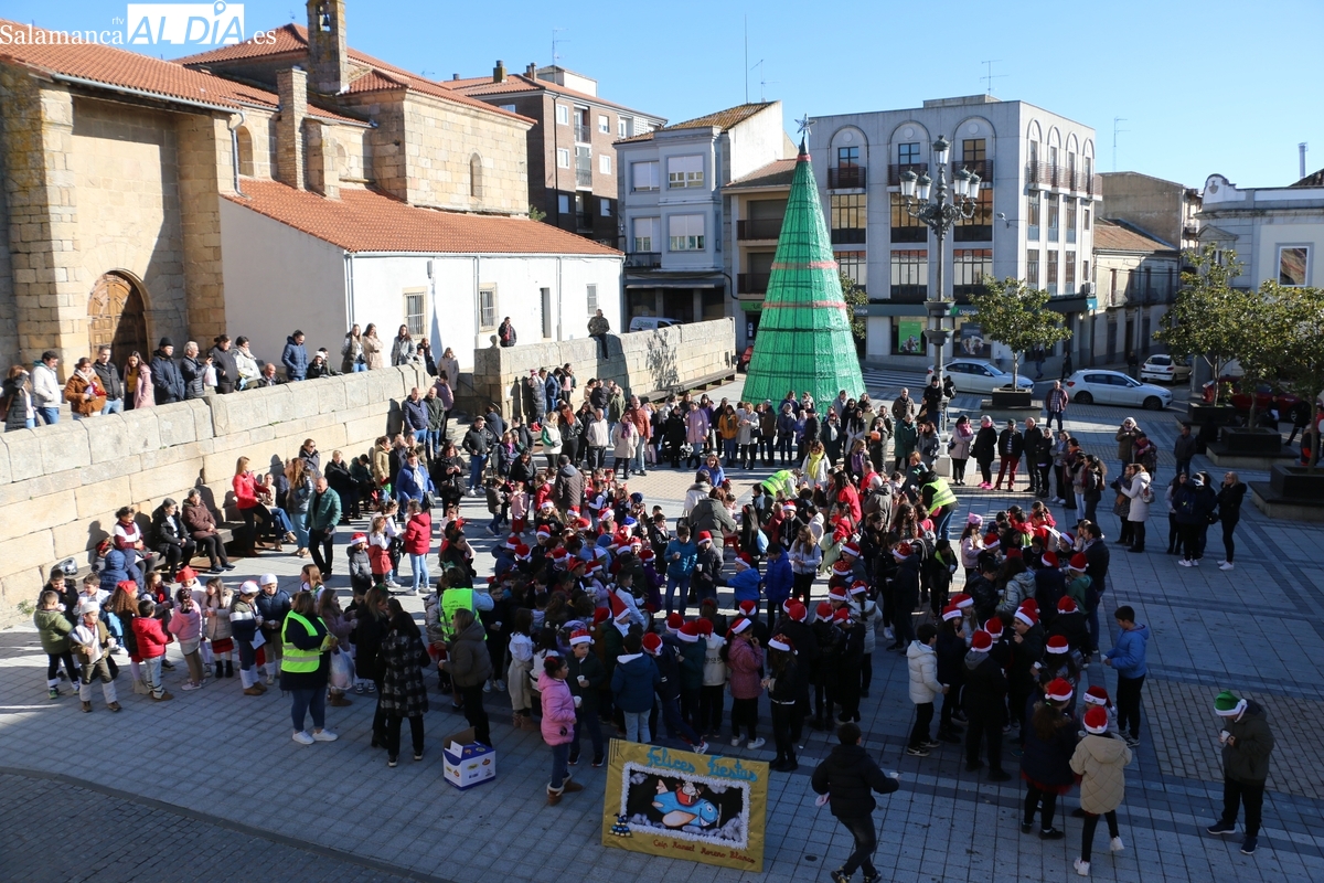 Los alumnos del CEIP Manuel Moreno Blanco celebran en Vitigudino la llegada de la Navidad