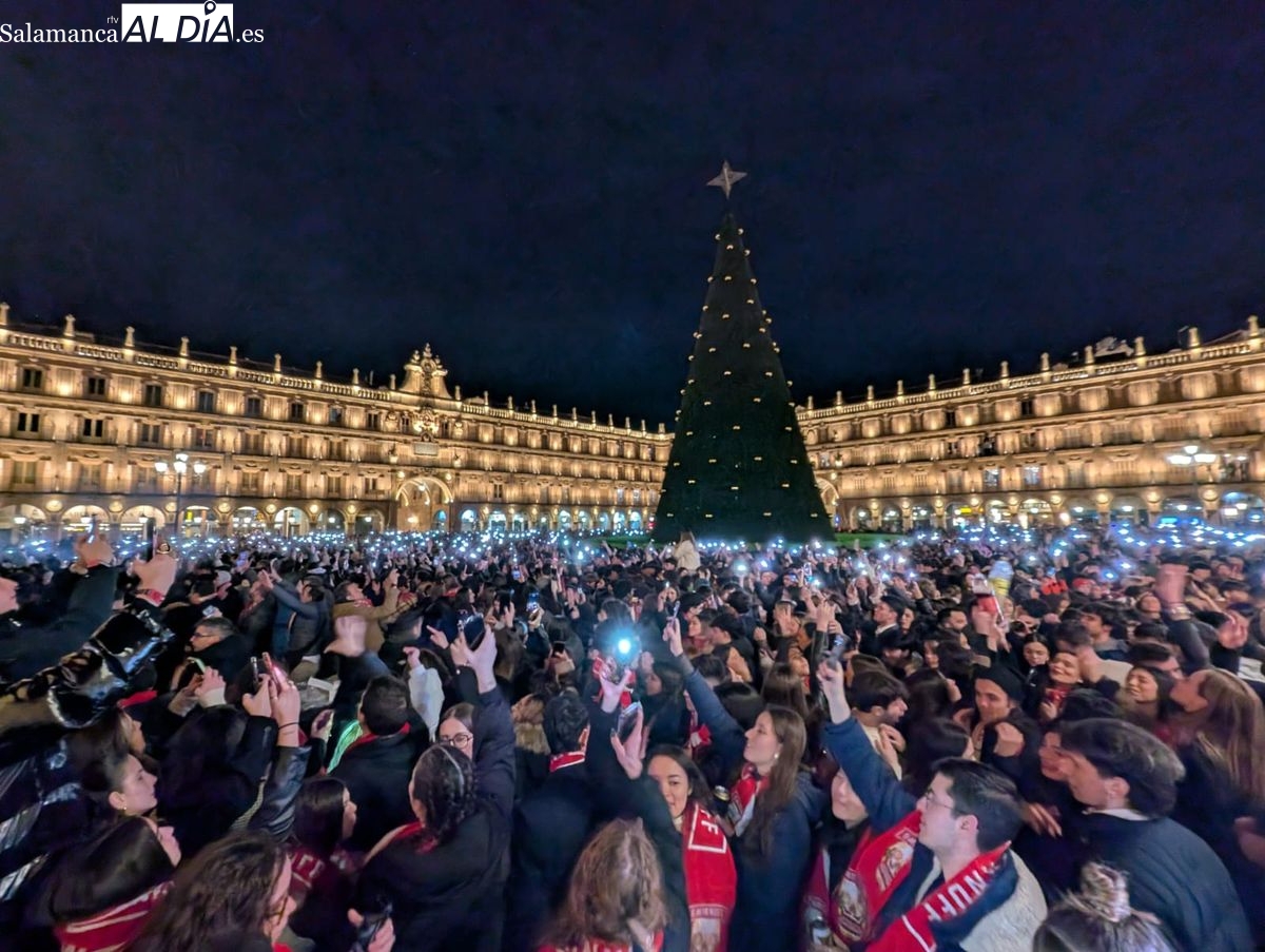 FOTOS Y VÍDEO de la explosión de júbilo en la Plaza Mayor de Salamanca para recibir el nuevo año universitario