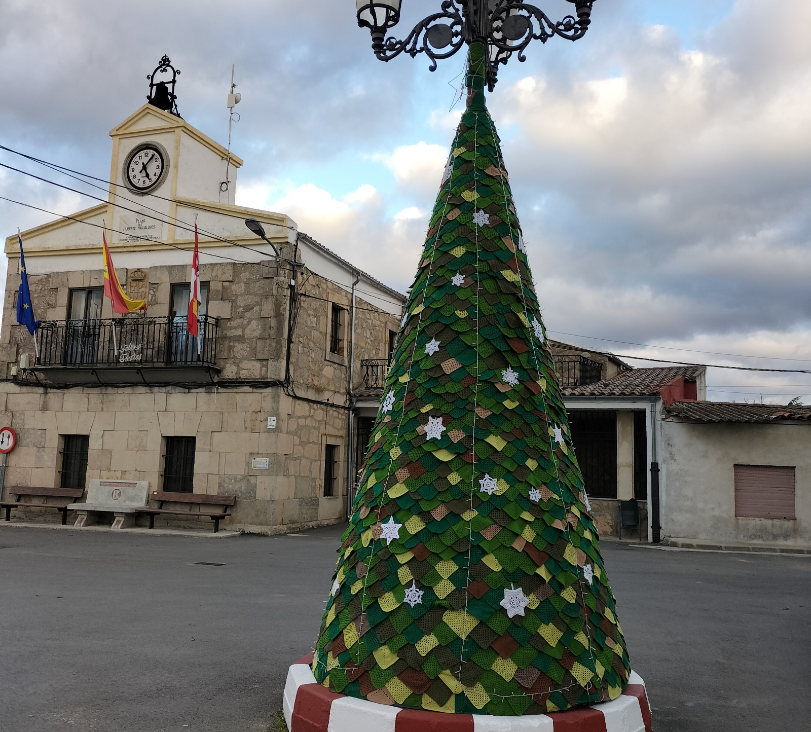 El original árbol de ganchillo realizado por una veintena de mujeres en Torresmenudas 