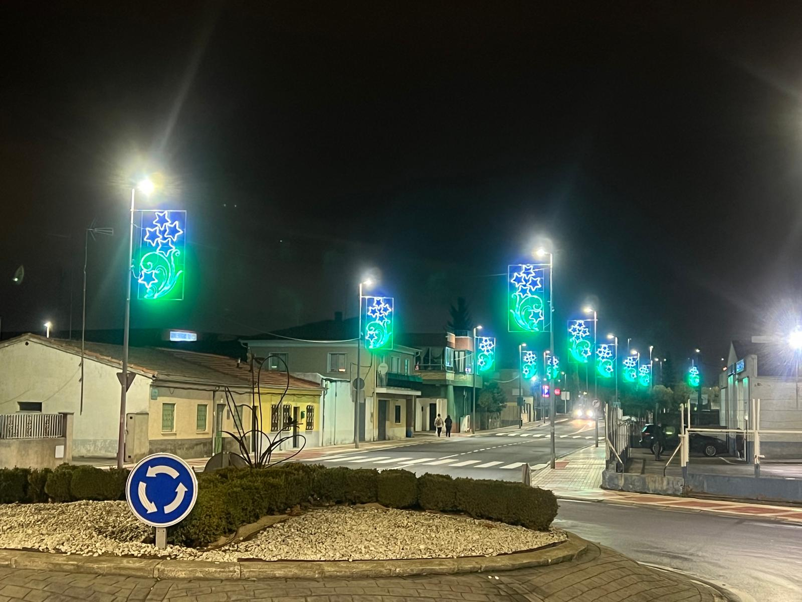 Carbajosa da la bienvenida a la Navidad con el tradicional encendido de los adornos luminosos