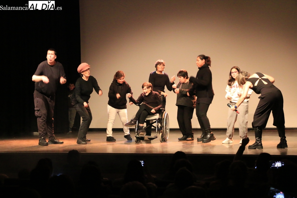 La gala ‘Visibles’ de Asprodes Vitigudino levanta al público de sus asientos 