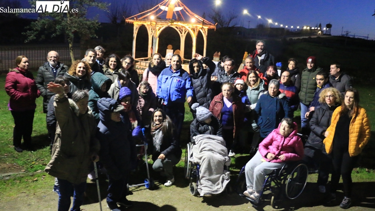 Asprodes Vitigudino inaugura la decoración navideña inclusiva en el parque San Nicolás