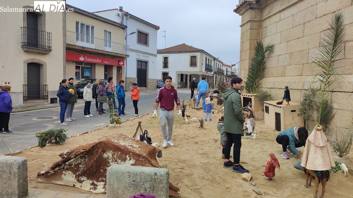 Los vecinos de Villavieja de Yeltes instalan el belén artesanal en los aledaños de la iglesia