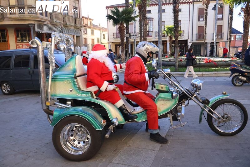 Papá Noel llega a Alba de Tormes en moto, repartiendo ilusión y sonrisas