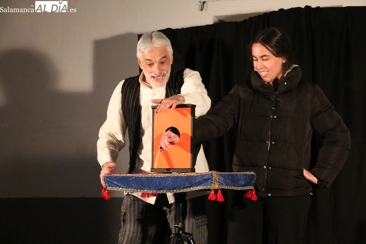 Pequeños y mayores disfrutan en Valderrodrigo de la magia divertida de Pedro Chirimbamba