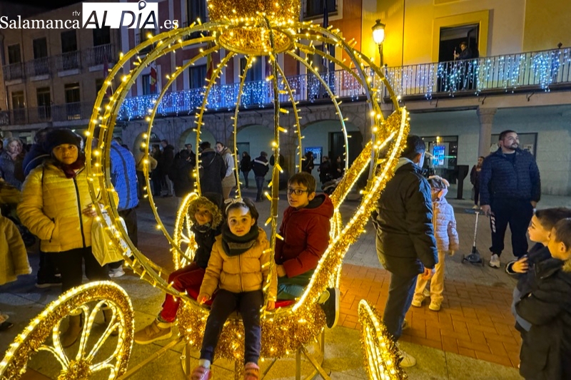 Peñaranda da la bienvenida a la Navidad con su nueva y colorida iluminación festiva