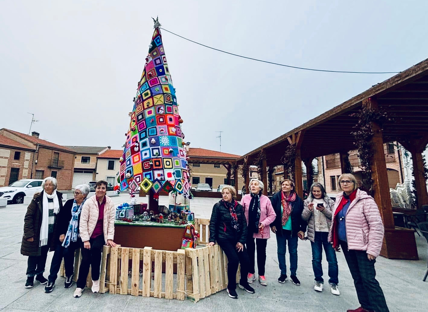 Colorido pistoletazo de salida a la Navidad en Mancera de Abajo con la instalación de un árbol navideño de ganchillo elaborado por sus vecinos