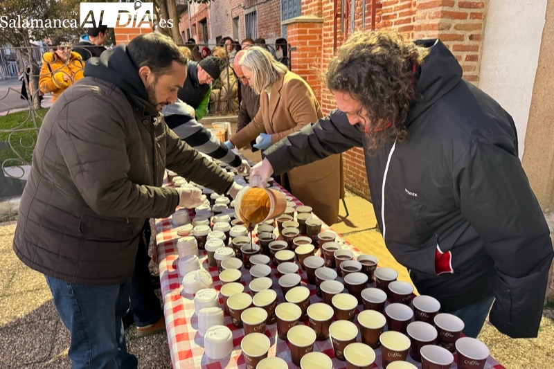 Cientos de personas participan en la gran chocolatada benéfica de la cofradía del Humilladero