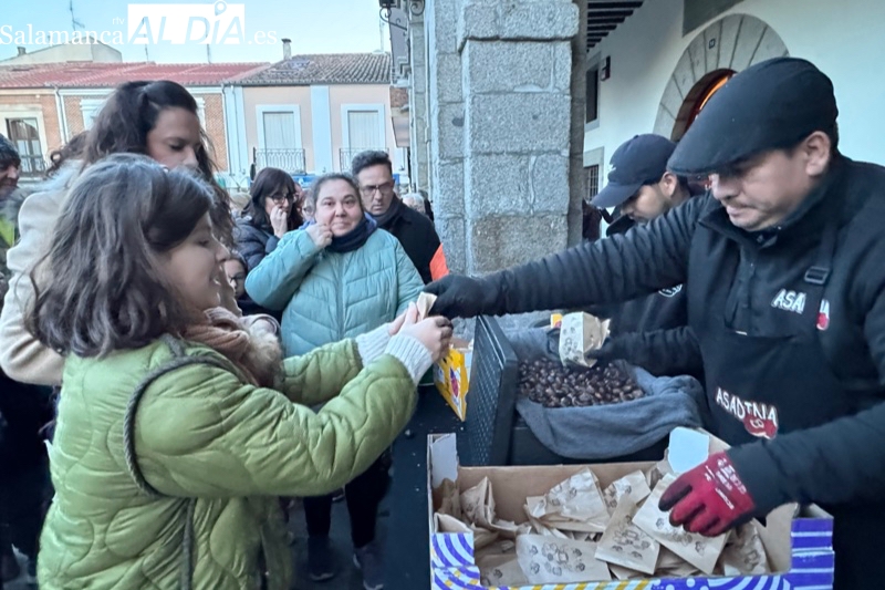 La Fiesta de la Castañada llena de ambiente la Plaza de España en Peñaranda