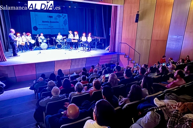 El Teatro del CDS se llena para vivir las audiciones navideñas de la Escuela Municipal de Música 