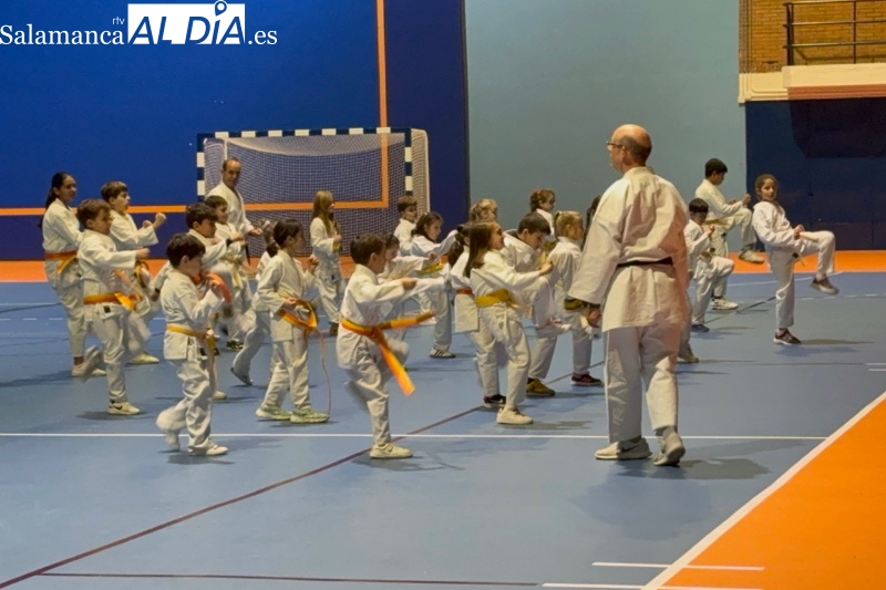 Los alumnos del Club Kárate Cid celebran la Navidad con una gran exhibición