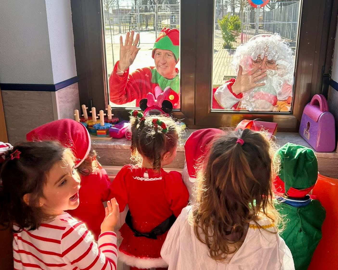 Ilusión y sorpresa entre los más pequeños de Villoria para vivir la visita de Papa Noel