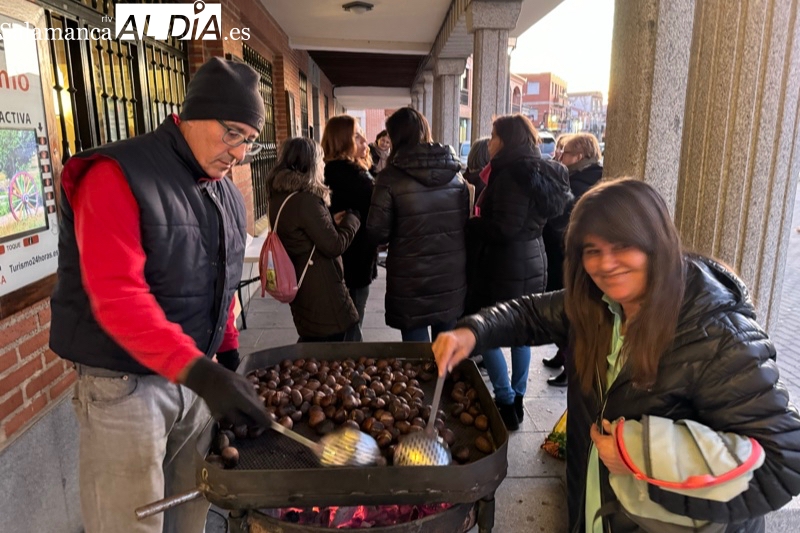 Macotera disfruta en las calles con una animada castañada