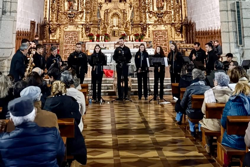 La Escuela de Dulzaina y Percusión de Macotera llena la iglesia parroquial de público y ambiente en su concierto de Navidad
