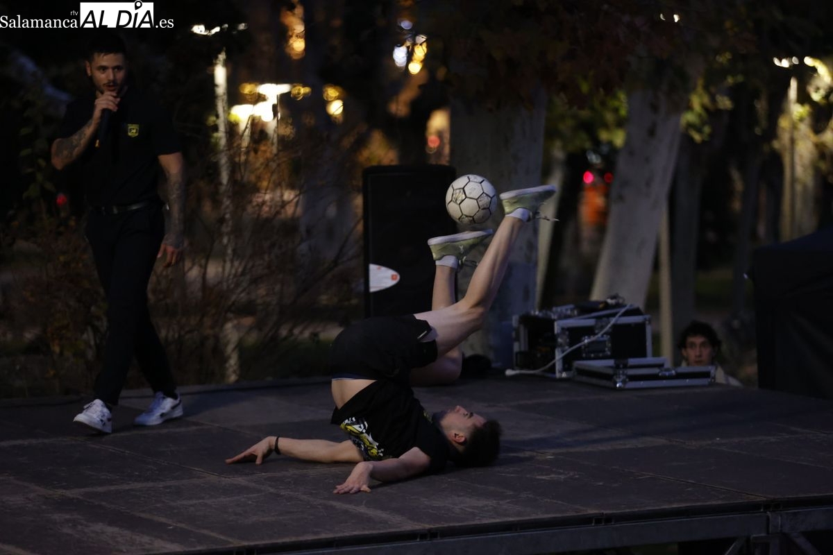 Las familias salmantinas disfrutan con los mejores malabaristas del balón del mundo (Vídeo y fotos)