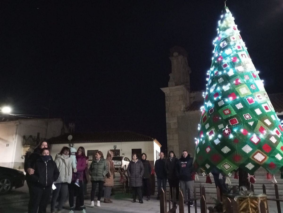 Los vecinos de Valderrodrigo viven ya la Navidad tras el encendido del árbol